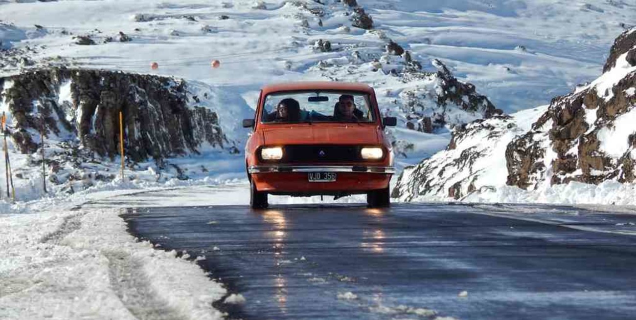Un Renault 12 se hace viral al cruzar la montaña nevada