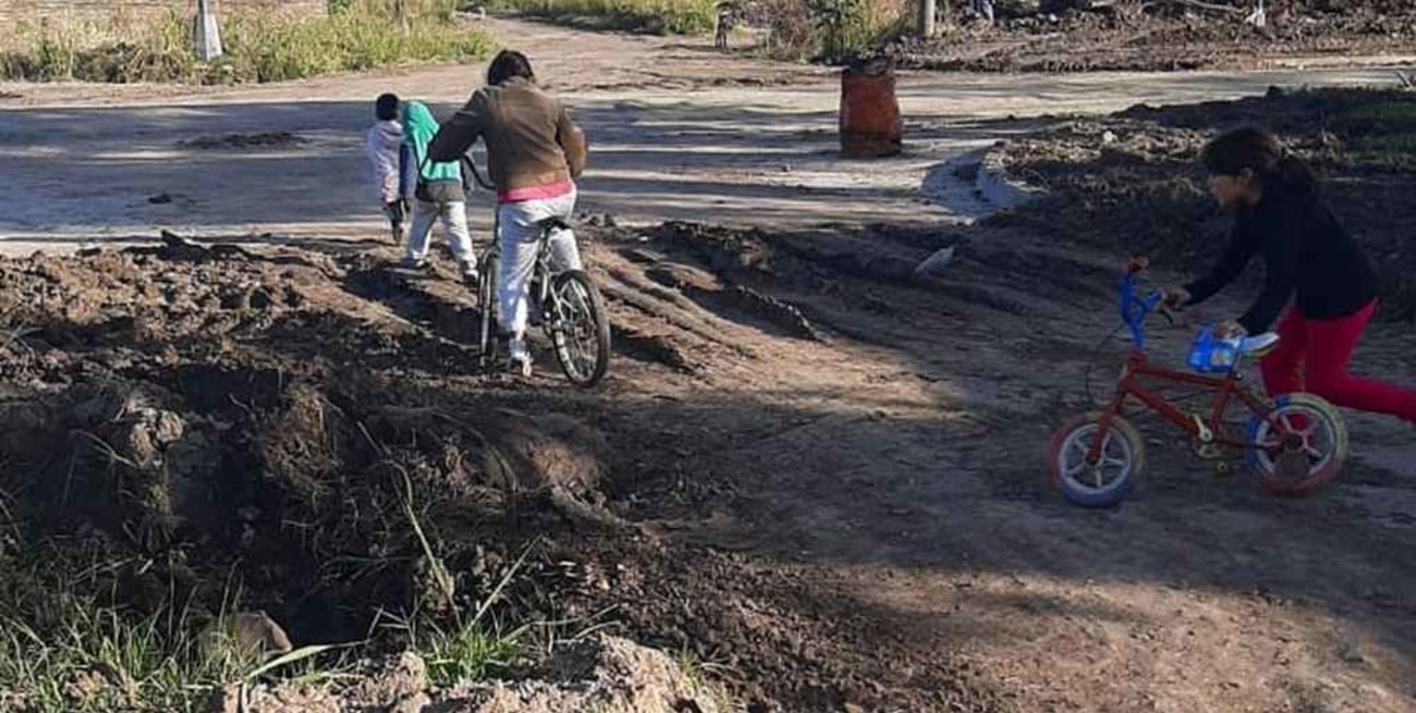 Una obra inconclusa dejó calles intransitables y desagües tapados  