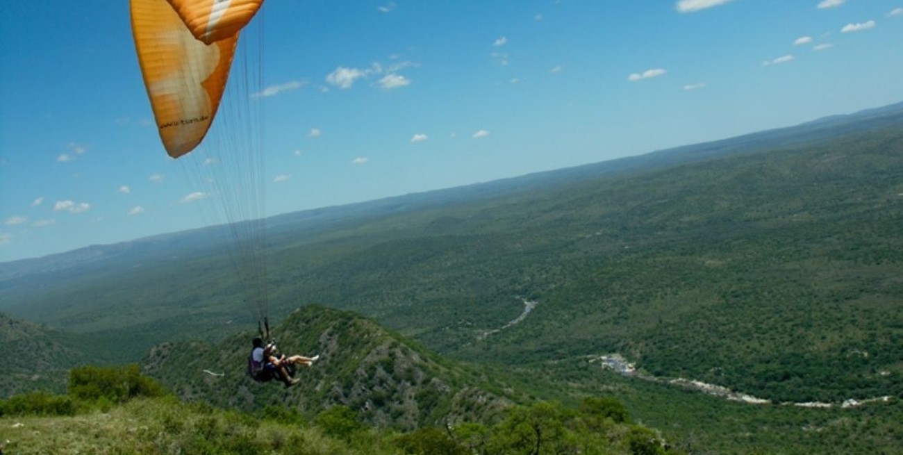 Córdoba: se enredaron dos parapentistas y sobrevivieron de milagro