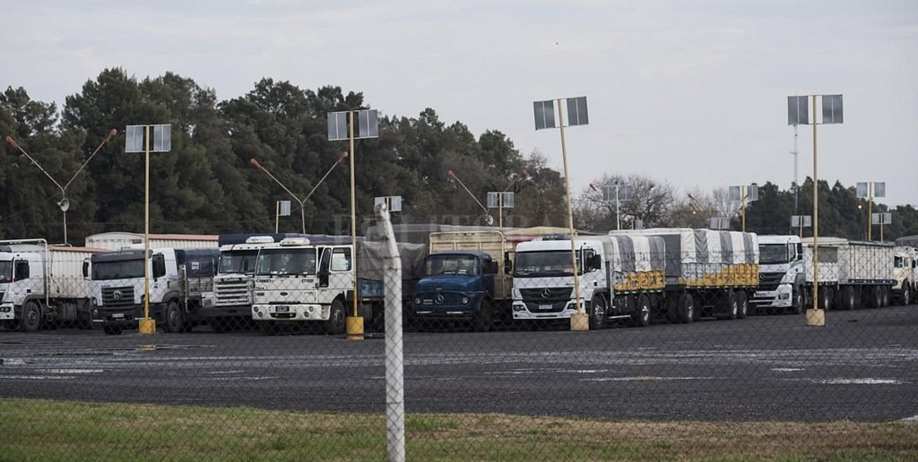 La provincia dictó la conciliación obligatoria en el conflicto entre Uocra y las terminales portuarias