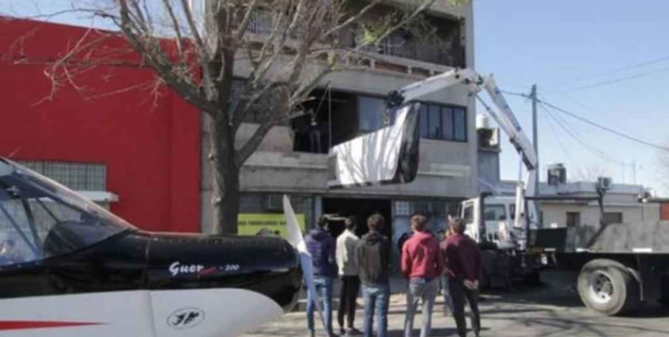 Construyó una avioneta en el primer piso de un edificio y la bajó por la ventana
