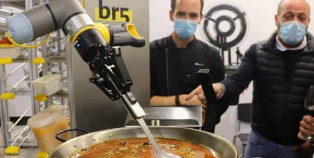 Presentan el primer robot que puede cocinar una paella