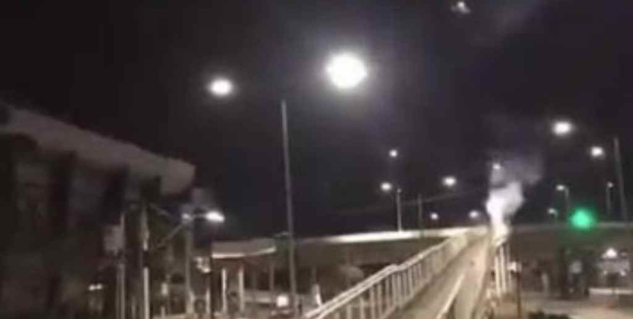 En Brasil, los hinchas de Mineiro lanzan fuegos artificiales frente al hotel donde está el plantel de Boca 