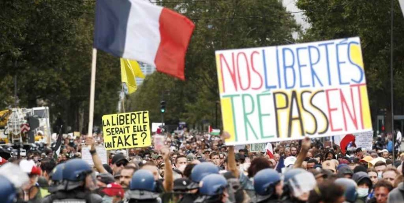 Francia obligará a trabajadores de salud a vacunarse contra el coronavirus