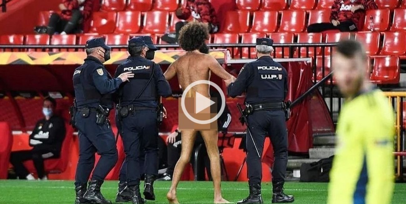 Video: un hombre invadió la cancha desnudo durante el partido entre Granada y Manchester United