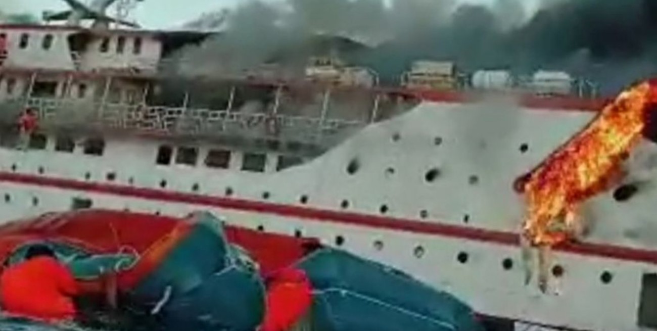Un ferry con 300 personas abordo se incendia en Indonesia