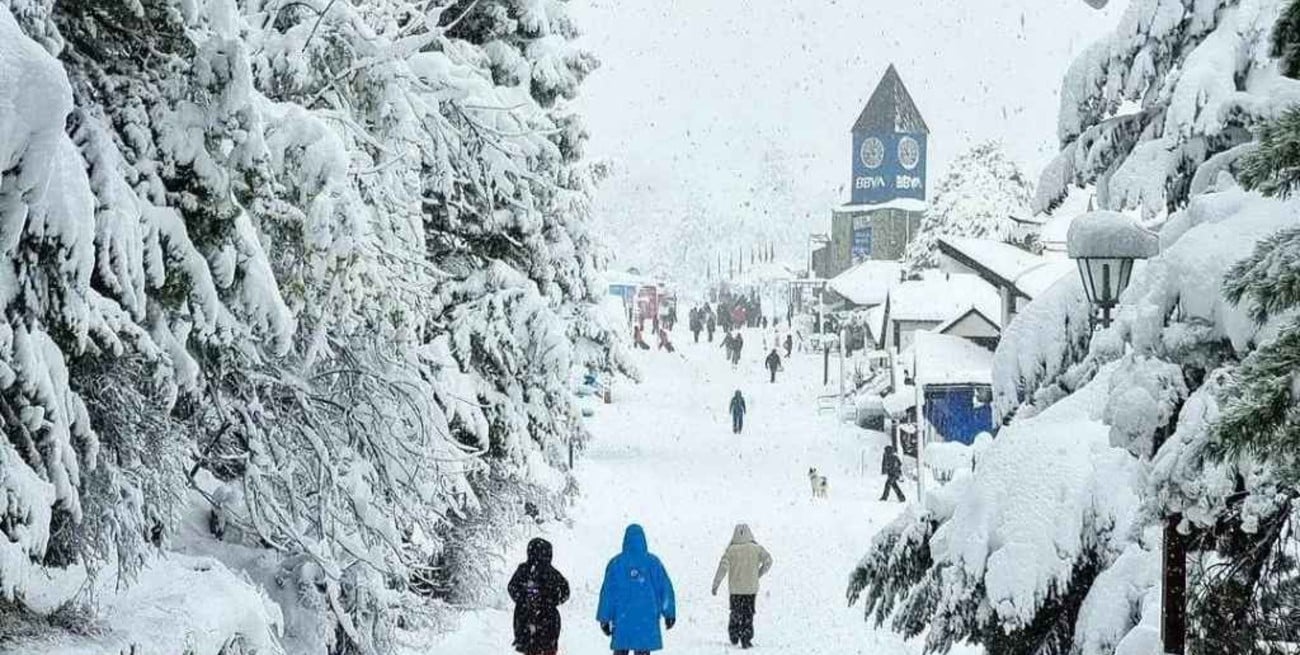 Una intensa nevada provocó cierres parciales en rutas y calles de Bariloche