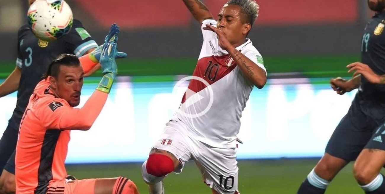 Video: Así fue la discusión del árbitro Roldán con el VAR por el posible penal de Perú ante Argentina