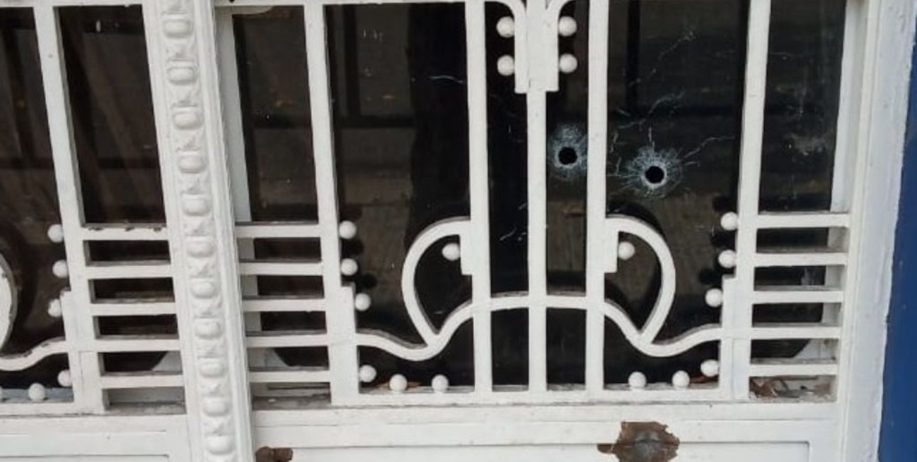 Rosario: atacan a balazos el frente de un club