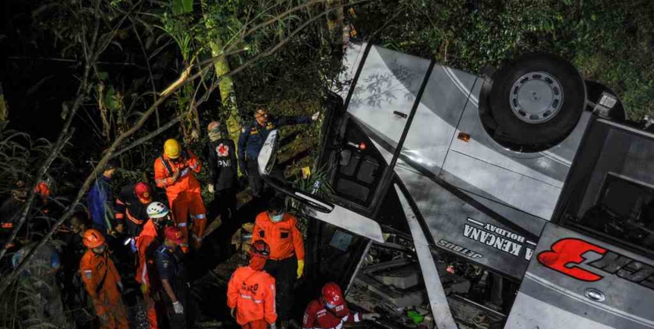 Indonesia: al menos 27 muertos tras precipitarse un autobús por un barranco