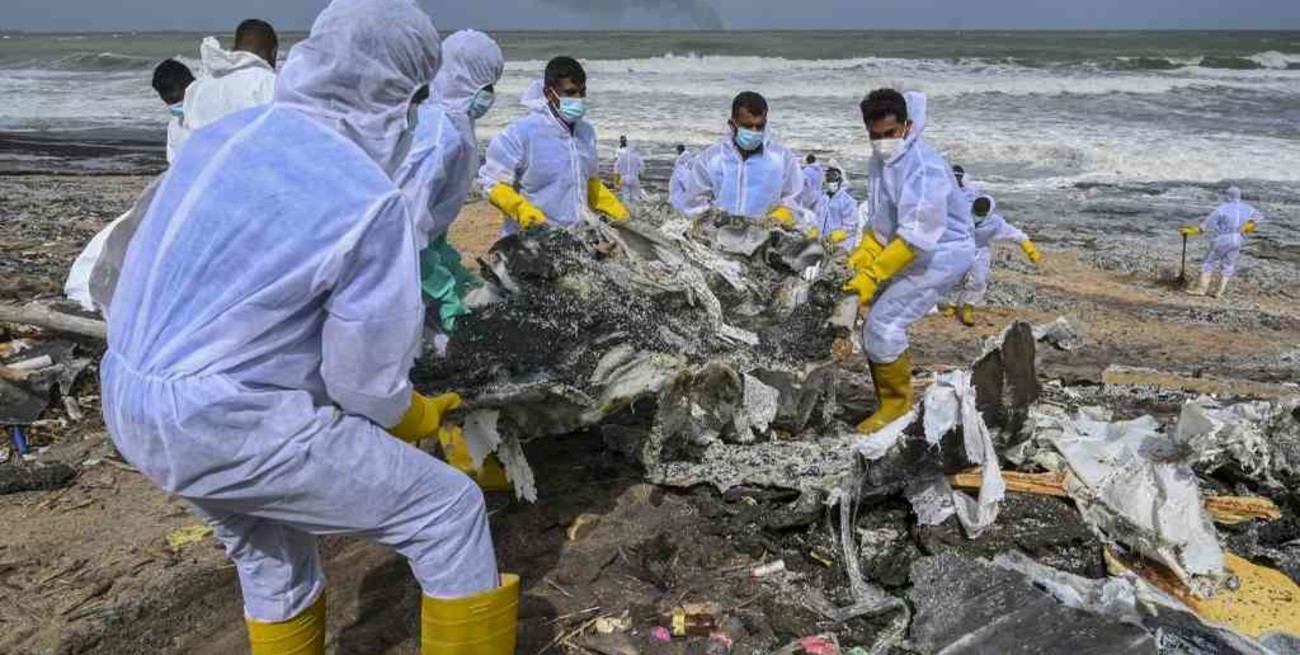 El incendio de un barco en Sri Lanka cubre una playa con toneladas de plástico