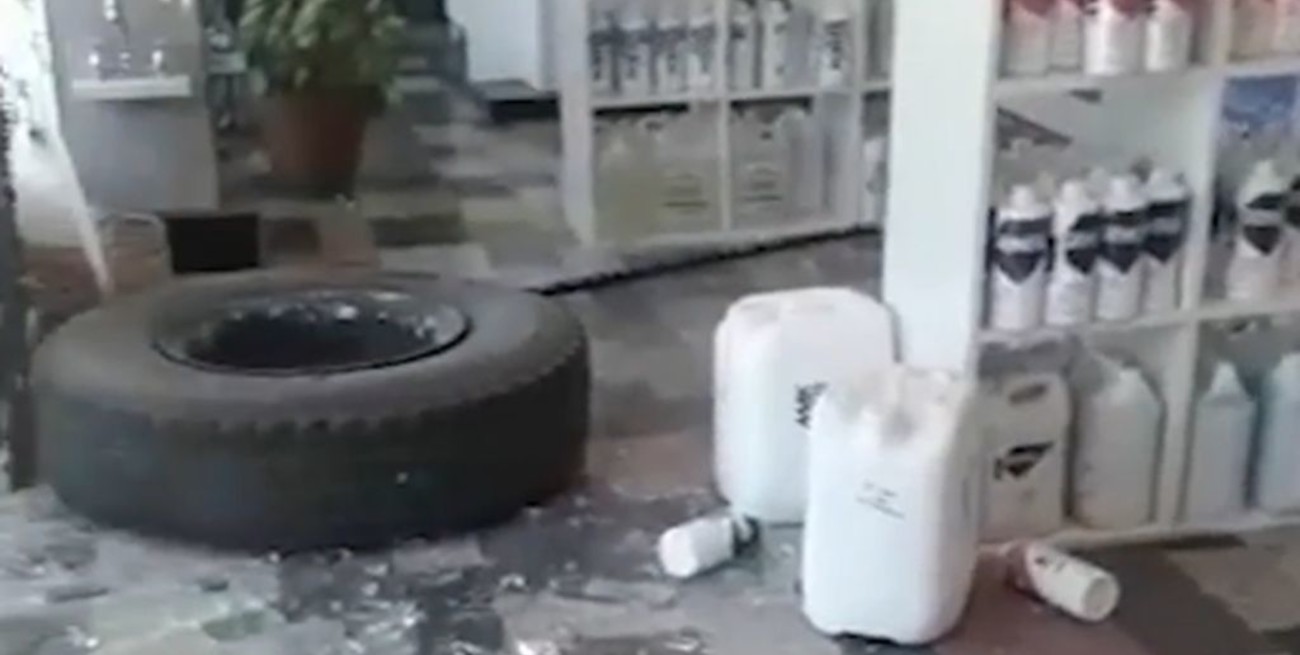 Neuquén: un camión perdió una rueda y destruyó el frente de un negocio