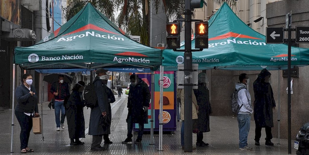 Con limitaciones, bancos y otros locales abrieron sus puertas