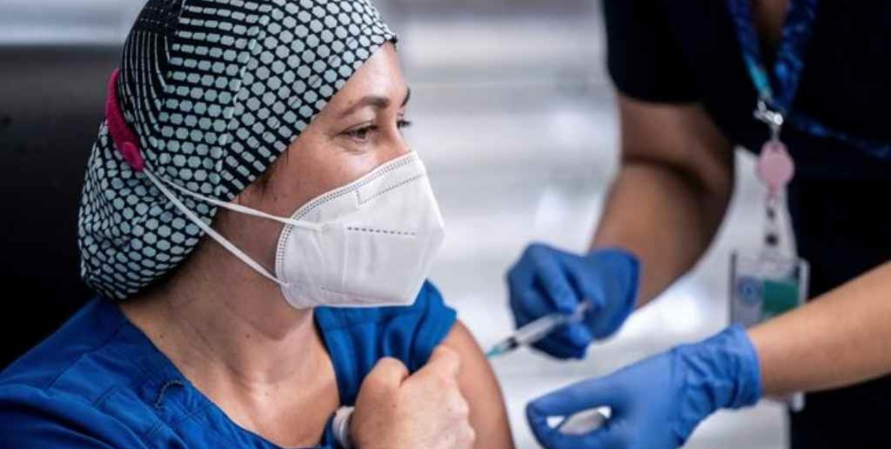 Chile vacunó a casi 9.000 profesionales de la salud  