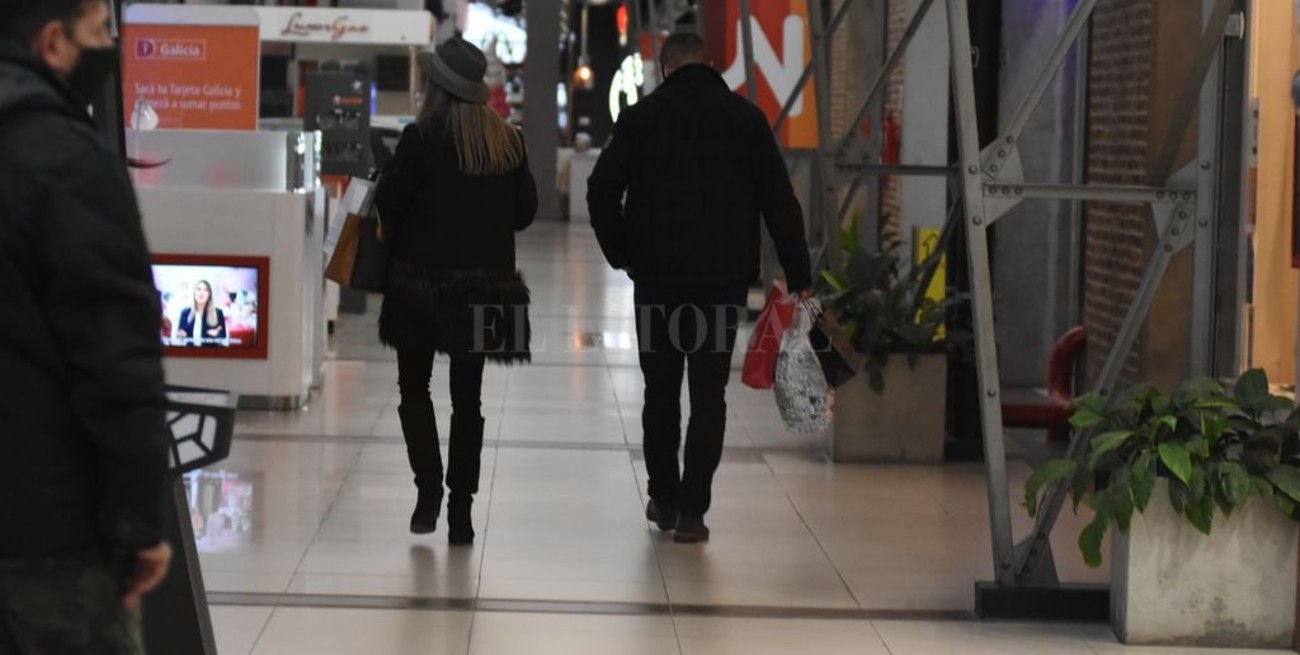 El sector gastronómico del shopping reclama que se habiliten las mesas 