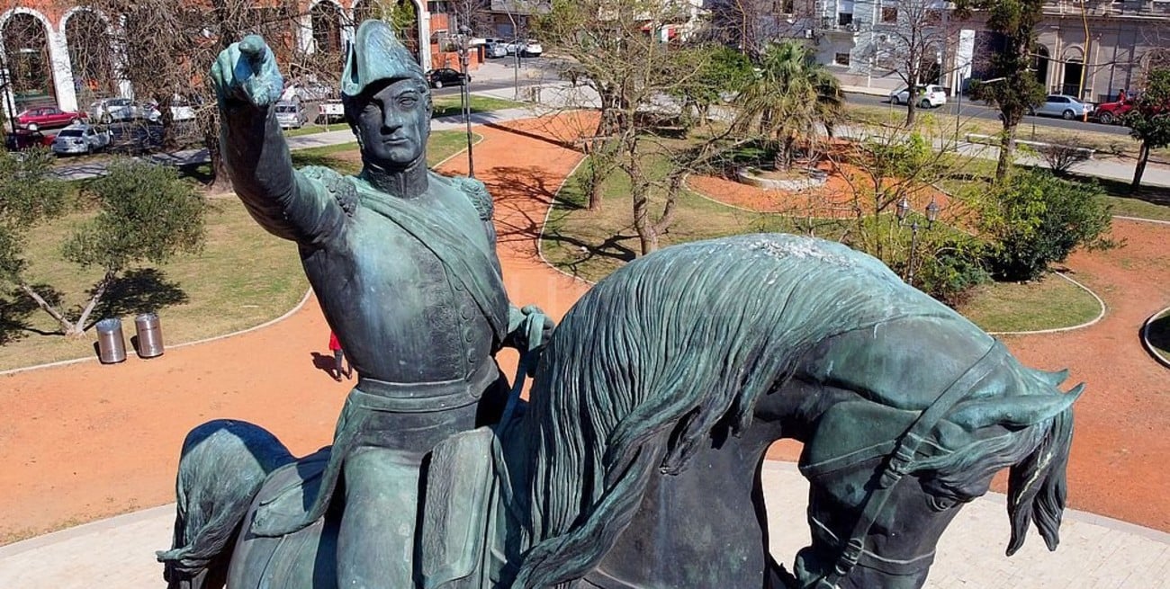 En su natalicio, el recuerdo de la inauguración del monumento en el corazón de la ciudad