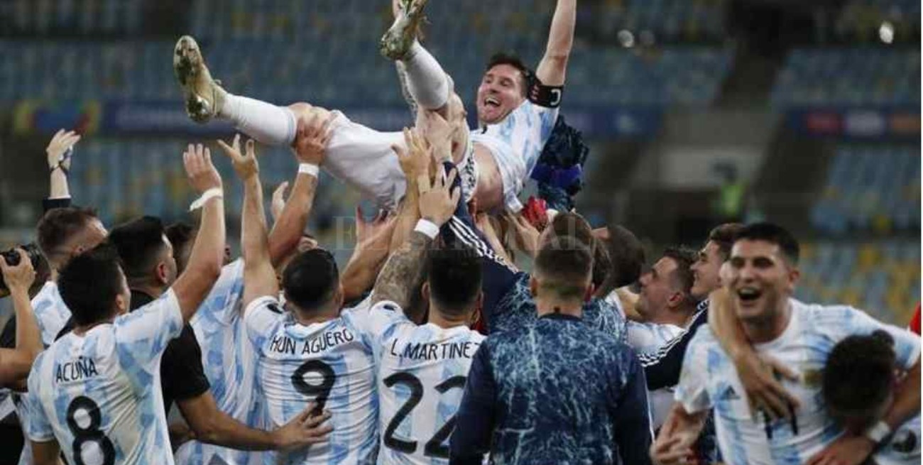 La Bombonera exhibió una bandera en honor a Lionel Messi