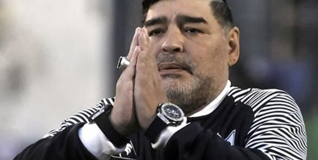Revelaron qué dice el epitafio de Diego Maradona