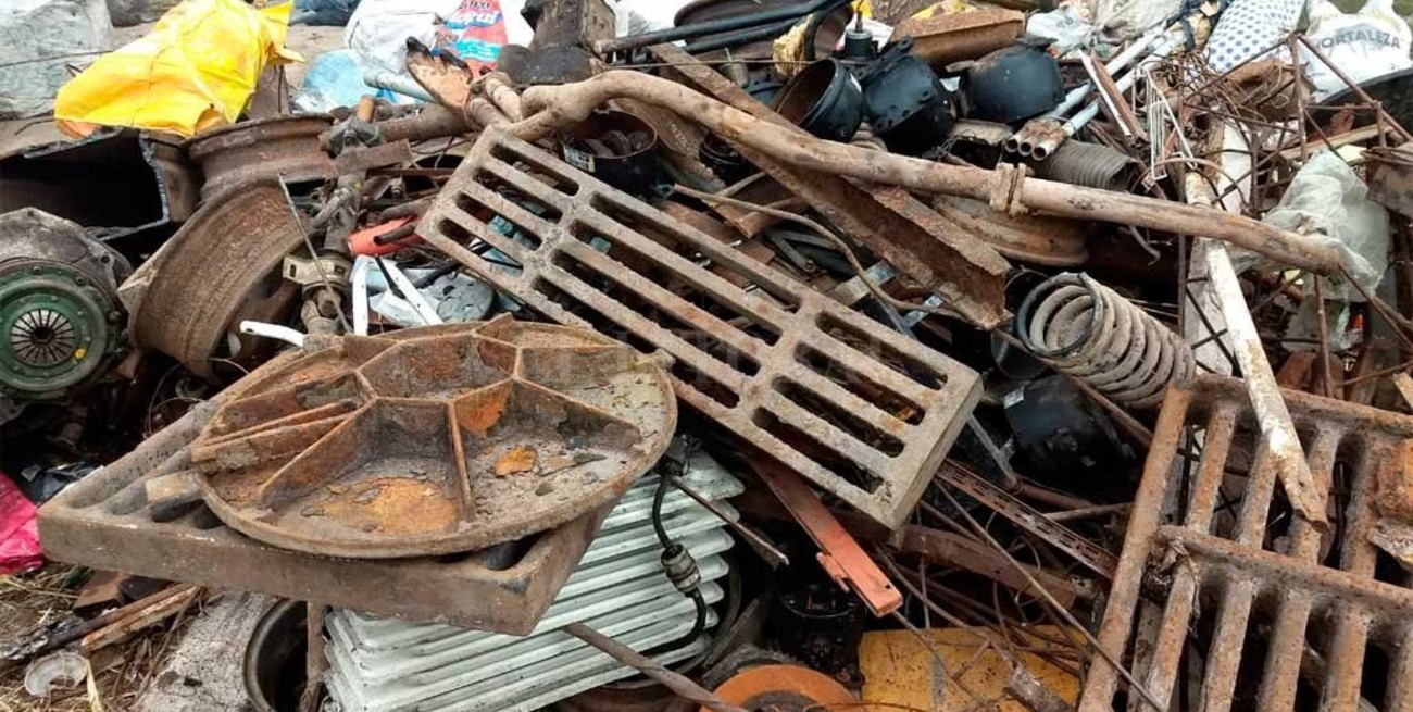 Hallan rejillas y tapas de alcantarillas  en una chacarita de Santo Tomé