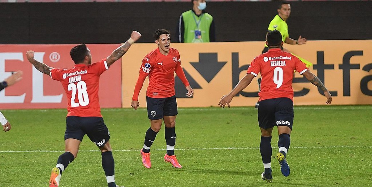 Independiente venció sobre el final a Bahía y quedó cerca de la clasificación