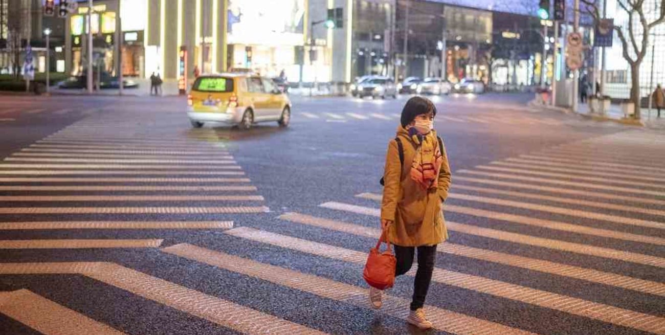 China reforzó las restricciones para frenar un brote de coronavirus en dos ciudades