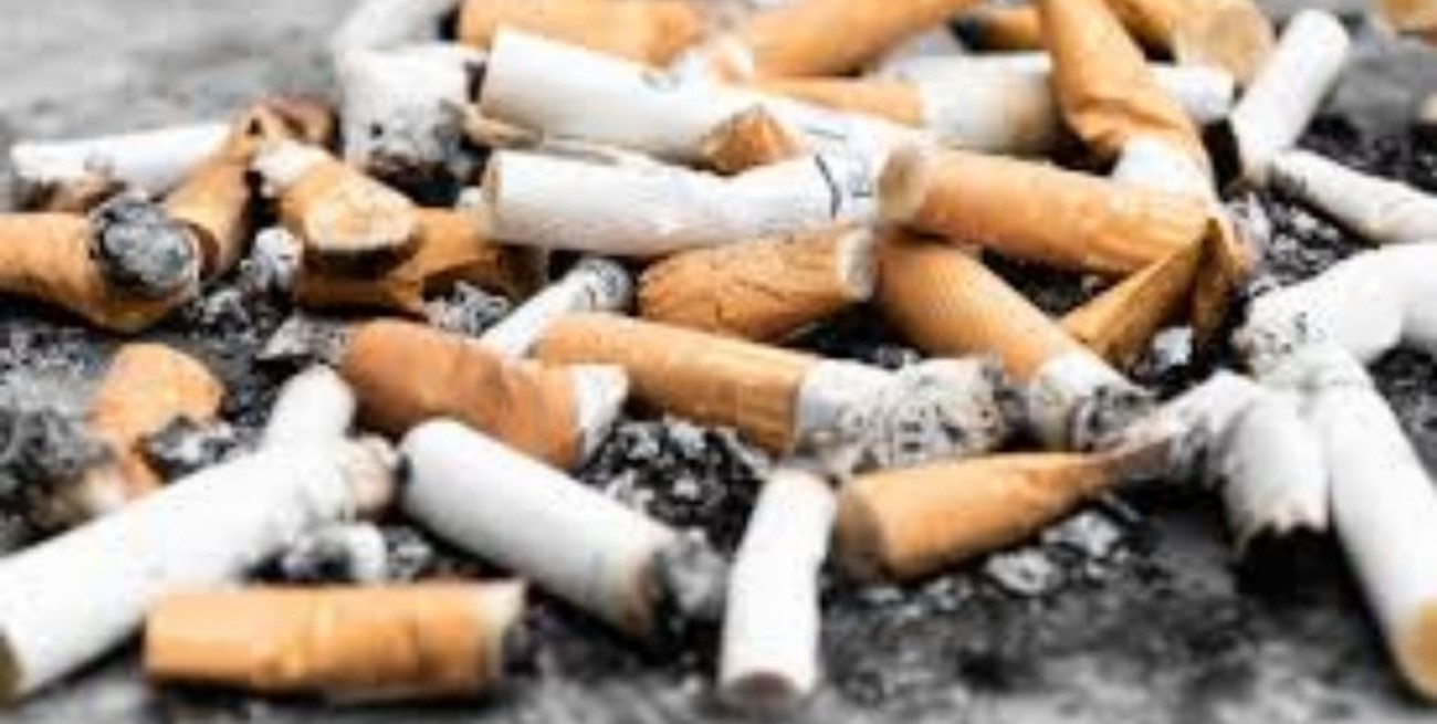 Puede contaminar hasta 50 litros de agua dulce una colilla de cigarrillo