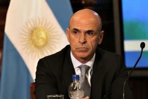 Todos los traductores del idioma árabe se excusaron sucesivamente de intervenir en la causa contra Gustavo Arribas por haber falseado datos para salir del país cuando regía una prohibición para que lo hiciera.