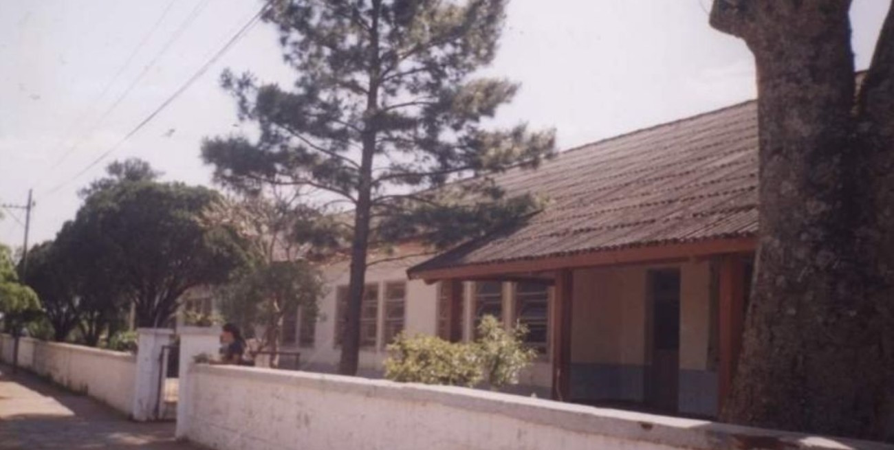 Docentes construyeron un muro y pagaron una alarma para que les dejen de robar en la escuela