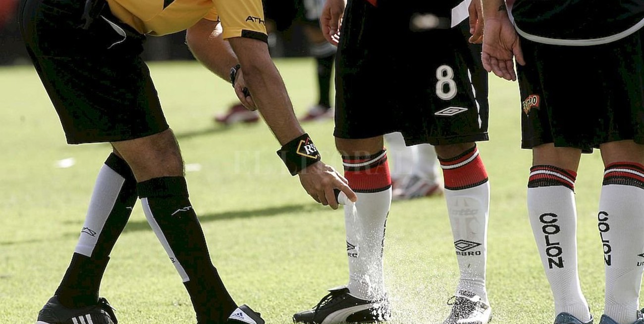 El argentino que creó el spray para los árbitros demandó a la FIFA por uso indebido del producto