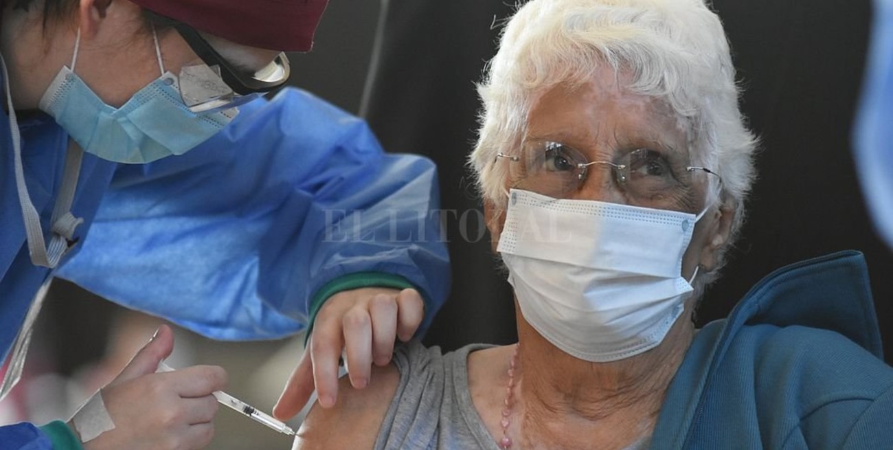 La vacunación a mayores de 60 años evitó 5.500 muertes durante mayo