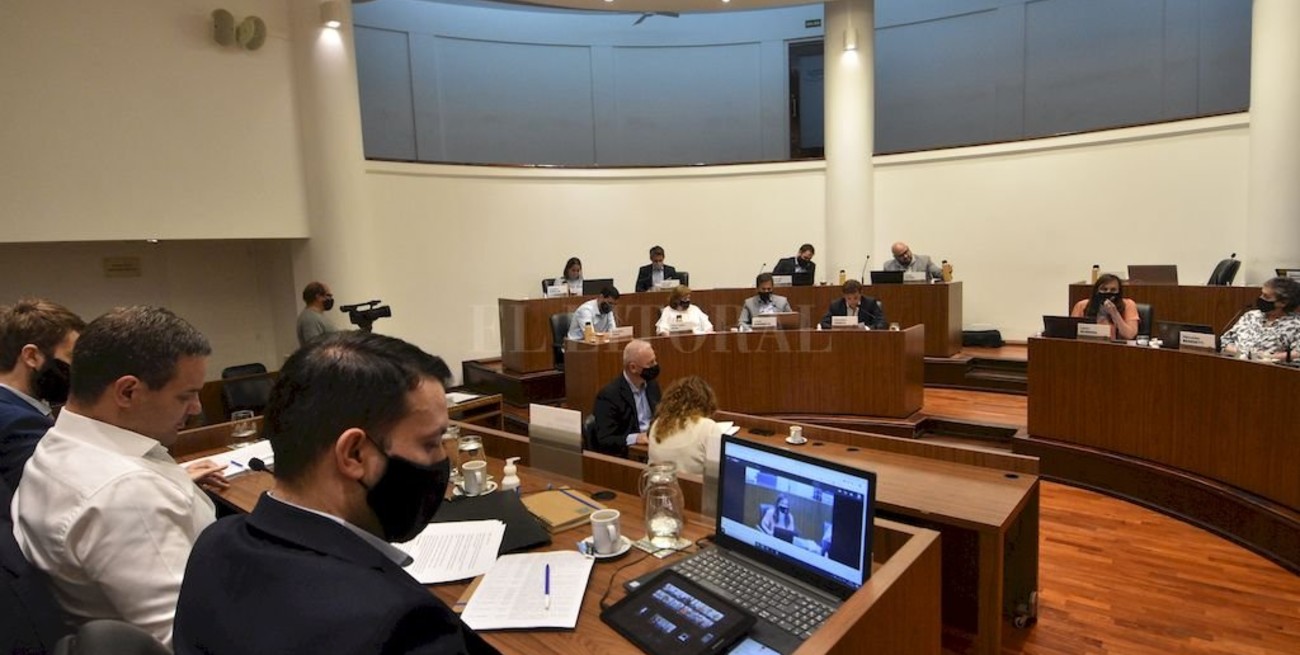 PDFs que "primerean" decretos y ríspidos cruces por los liderazgos de Perotti y Jatón