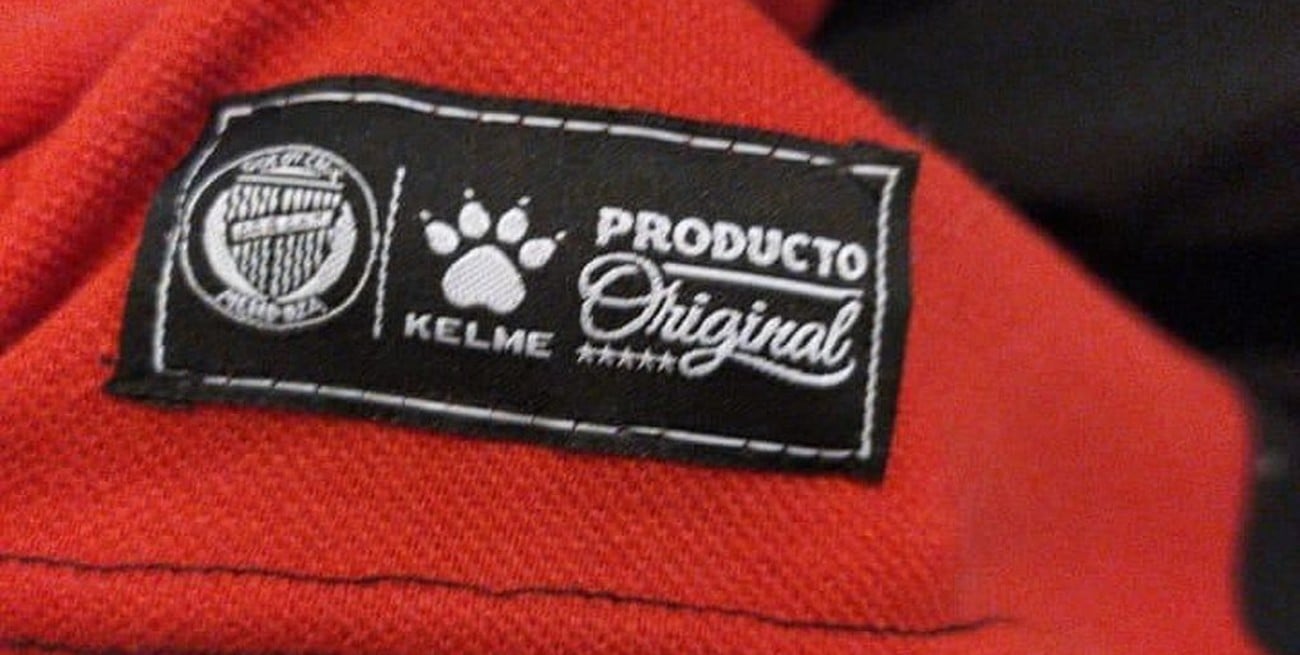 Kelme aclaró y se hizo cargo del error en las camisetas de Colón