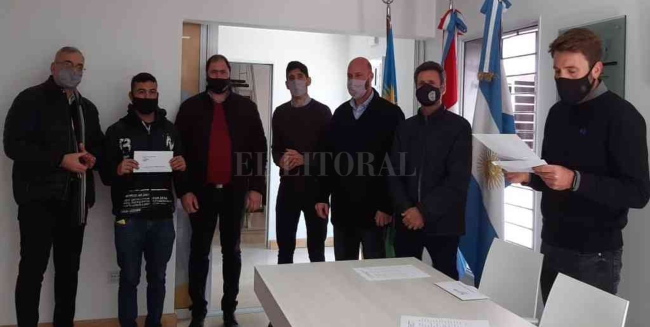 Entregan aportes a emprendedores de Ramona