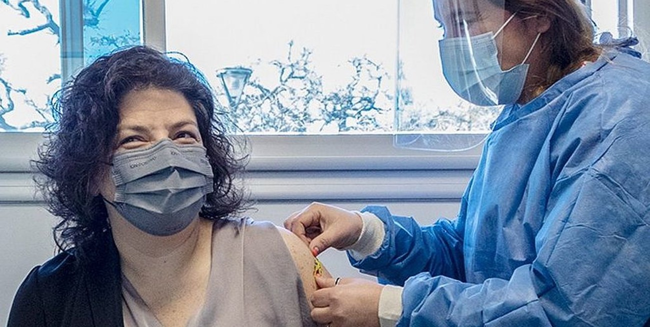 Carla Vizzotti recibió la segunda dosis combinada de la vacuna contra el coronavirus