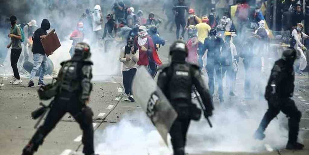 Al menos 22 detenidos y 21 policías heridos dejó una nueva jornada de protestas en Colombia