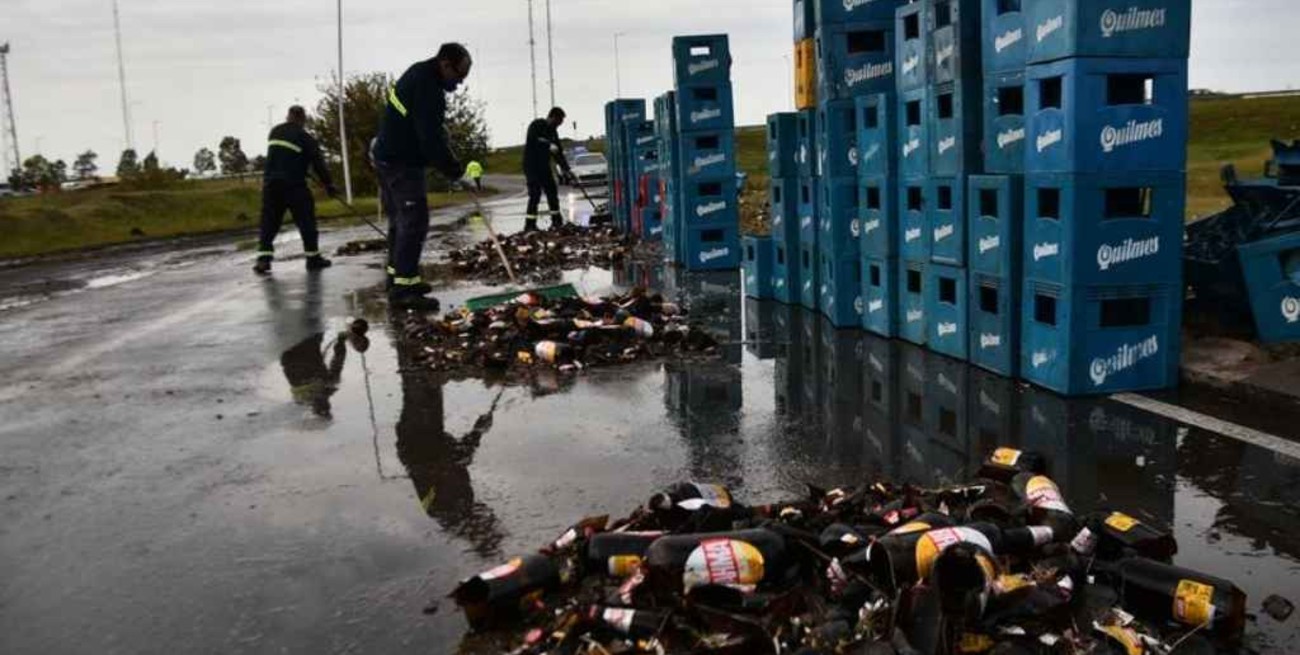Un camión derramó más de 3000 litros de cervezas en Córdoba