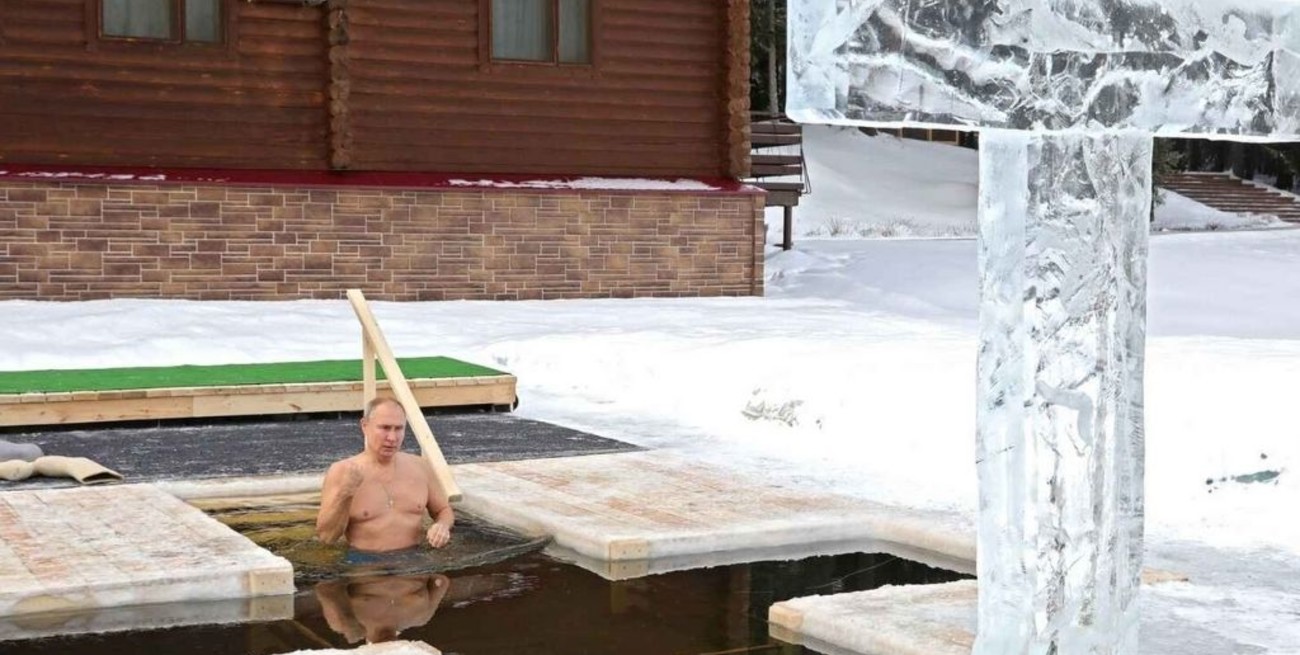 El presidente Putin se zambulló en aguas heladas para cumplir con un ritual ruso