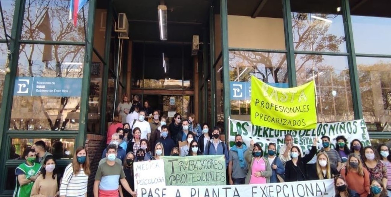 Profesionales de la Salud volvieron a protestar frente al ministerio en Entre Ríos