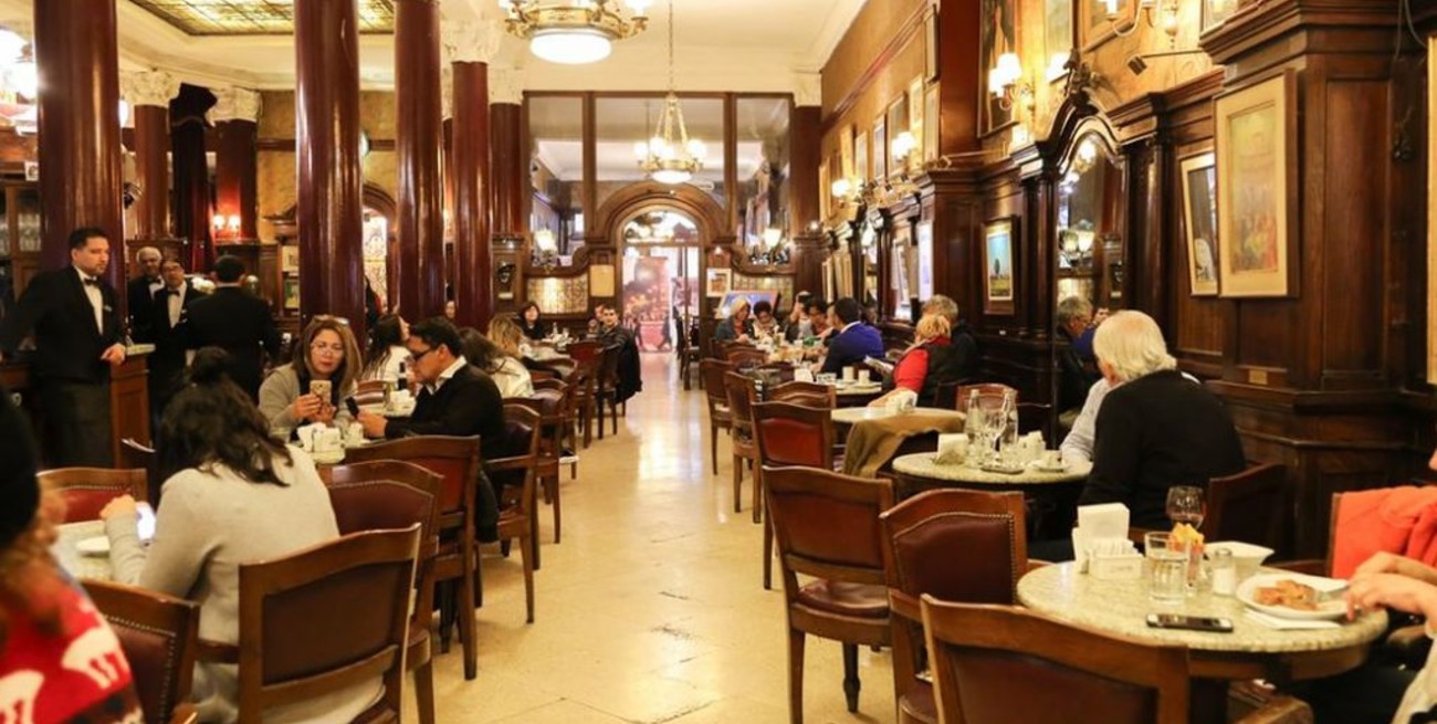 Se robaron la placa fundamental del Café Tortoni