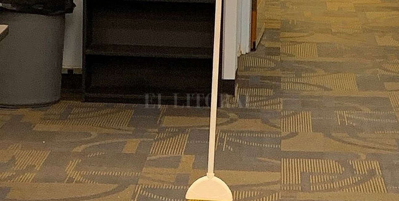 #broomchallenge: el reto de hacer que una escoba se quede de pie 