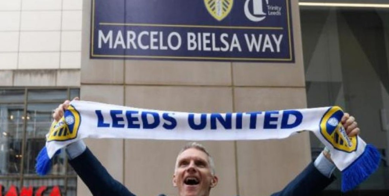 Inauguraron la calle que lleva el nombre de Marcelo Bielsa en la ciudad de Leeds