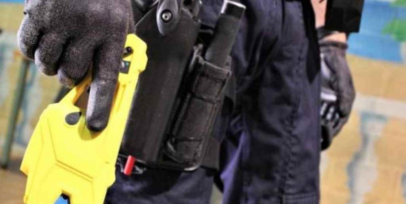 Sabina Frederic entregó 90 pistolas Taser a grupos de élite de la PFA  