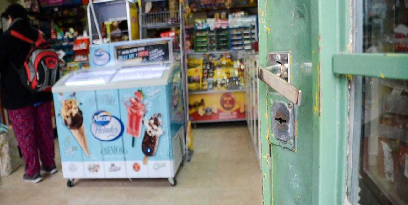 Video: reaccionó violentamente contra un kiosco porque no querían venderle alcohol