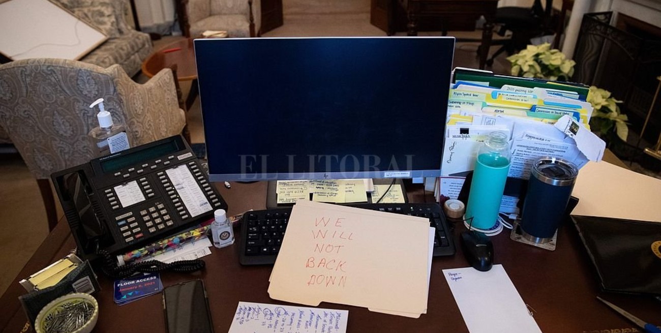 Un manifestante pro Trump irrumpió en el despacho de Nancy Pelosi y dejó escrito "No retrocederemos"
