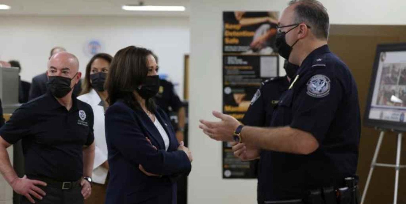 La vicepresidenta de Estados Unidos habló de la crisis migratoria desde la frontera con México  
