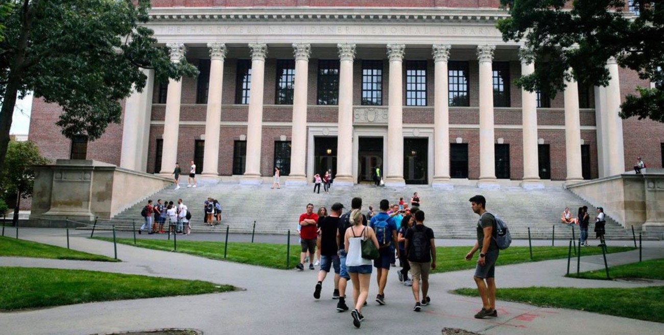 Estados Unidos podría expulsar a los estudiantes extranjeros que cursan en línea 