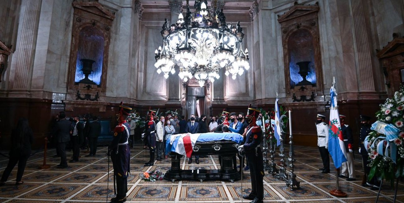 El velorio de Menem volvió esta mañana a abrir sus puertas al público