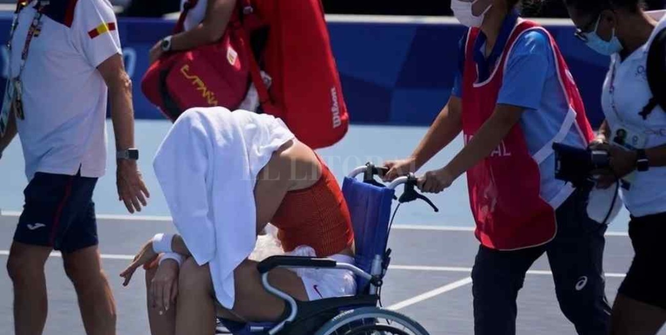 Tenis en Tokio: Duras críticas y un retiro en silla de ruedas por las altas temperaturas