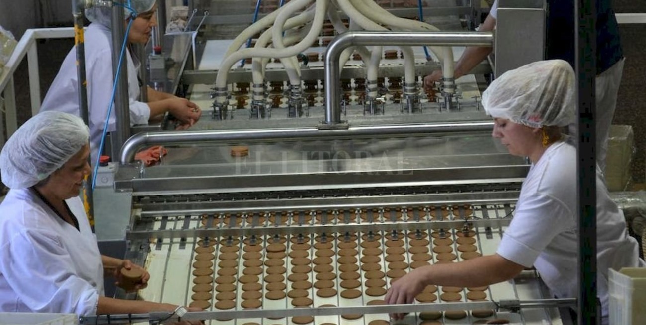 Una reconocida fábrica de alfajores suspendió la producción por dos contagios en su planta