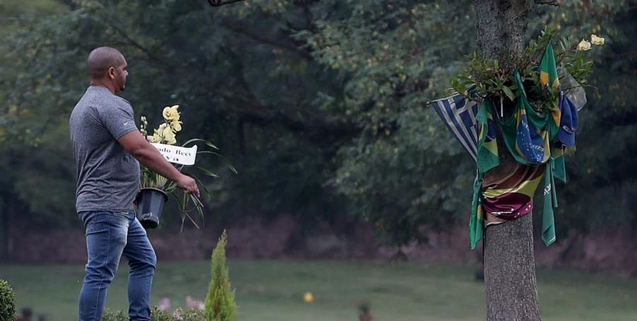 Decenas de brasileños visitaron la tumba de Ayrton Senna a 26 años de su muerte